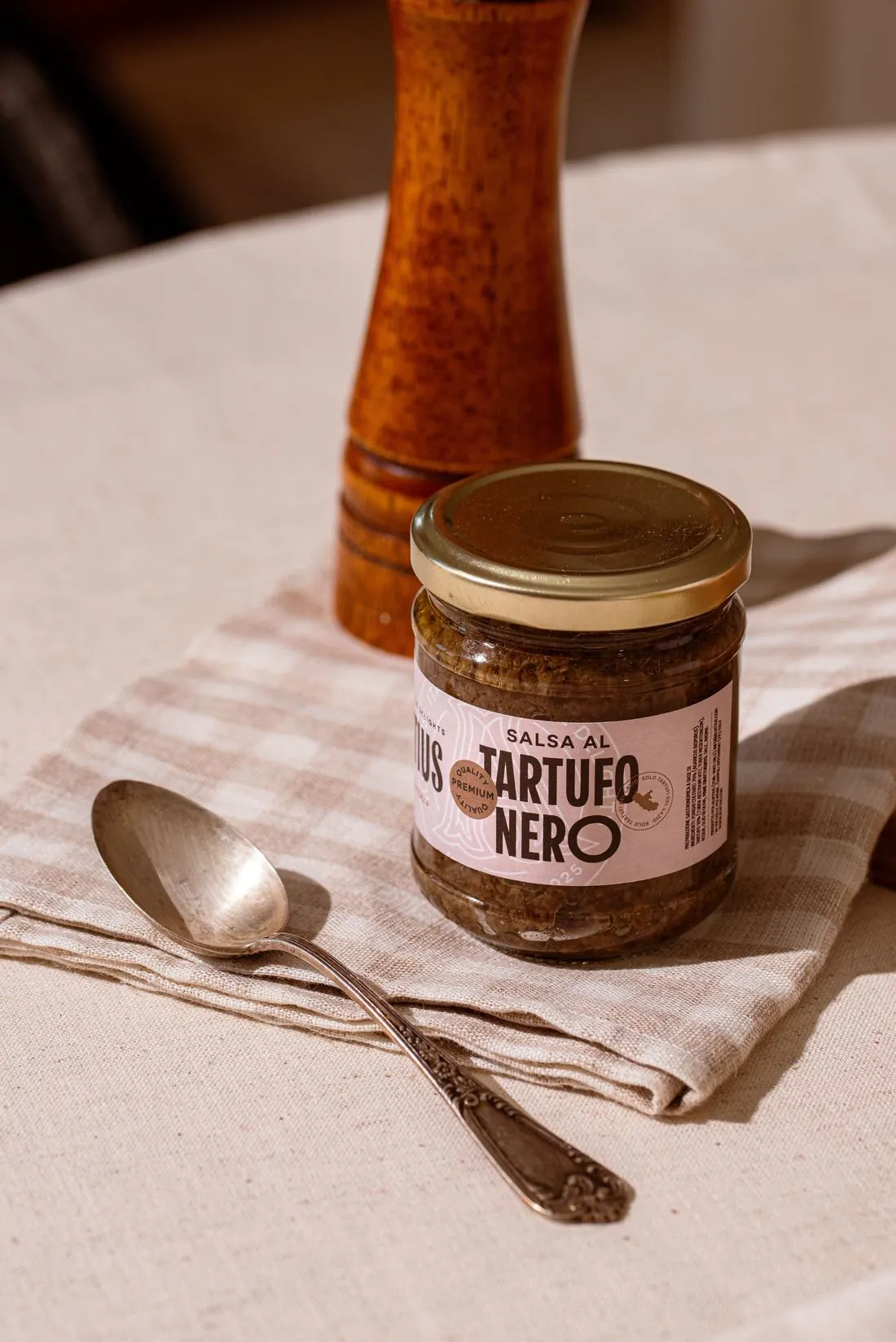 Vasetto Alvitius Salsa al Tartufo Nero su tavola con cucchiaio d'argento d'epoca, dettaglio artigianale